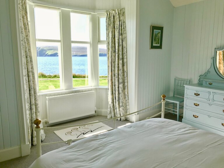 Master bedroom with Kingsize bed with sea view