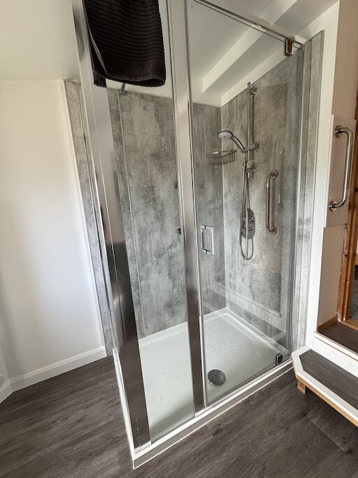 En-suite shoeer