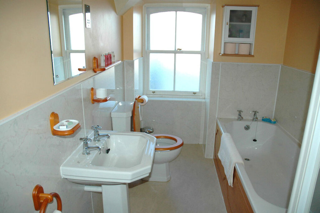 Spacious and airy bathroom Spacious and airy bathroom