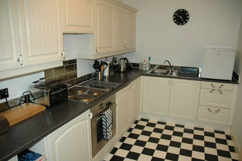 Spacious, fully equipped contemporary kitchen Spacious, fully equipped contemporary kitchen