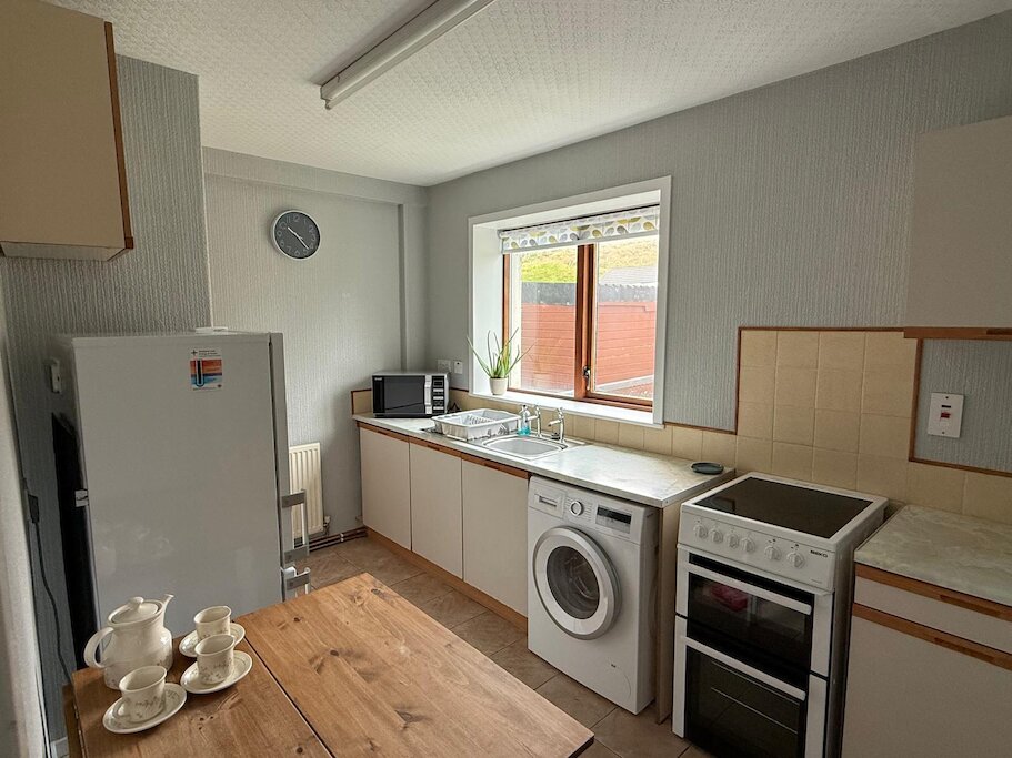 Kitchen and dining area Picture 2